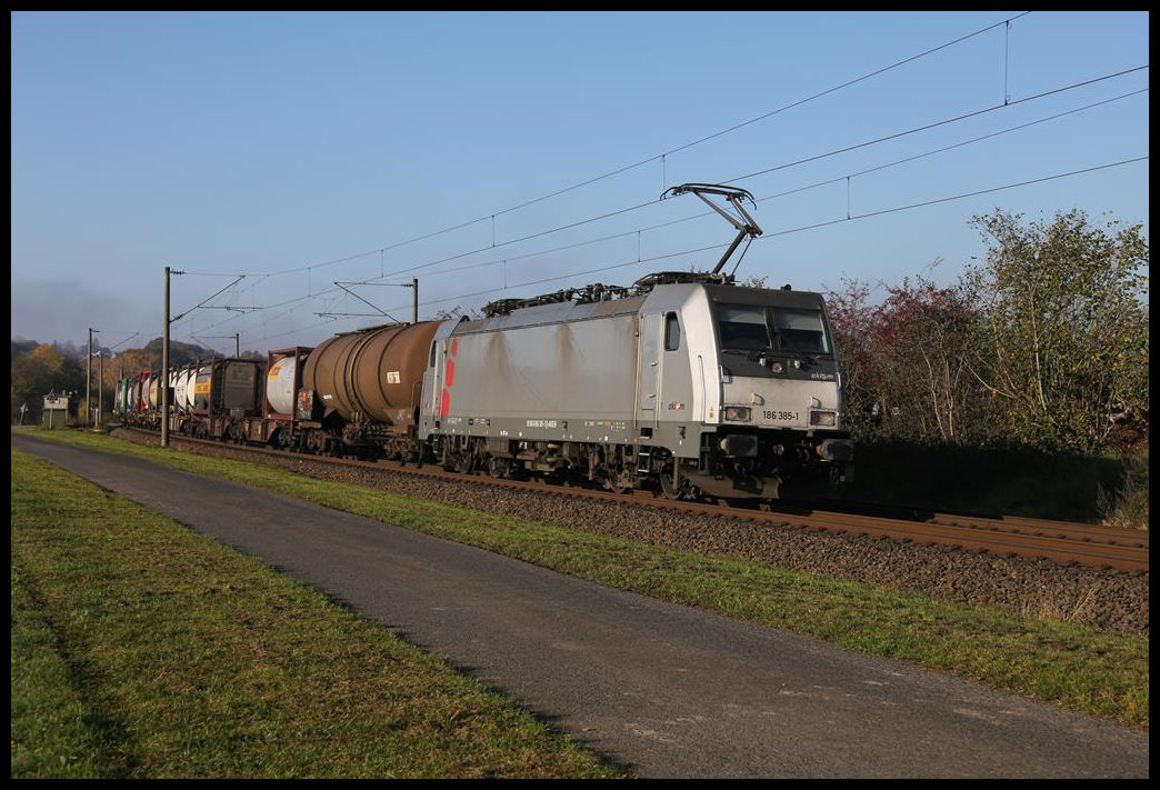 Akiem 186385-1 ist hier am 5.11.2020 um 10.27 Uhr bei Ibbenbüren - Laggenbeck mit einem Güterzug in Richtung Osnabrück unterwegs.