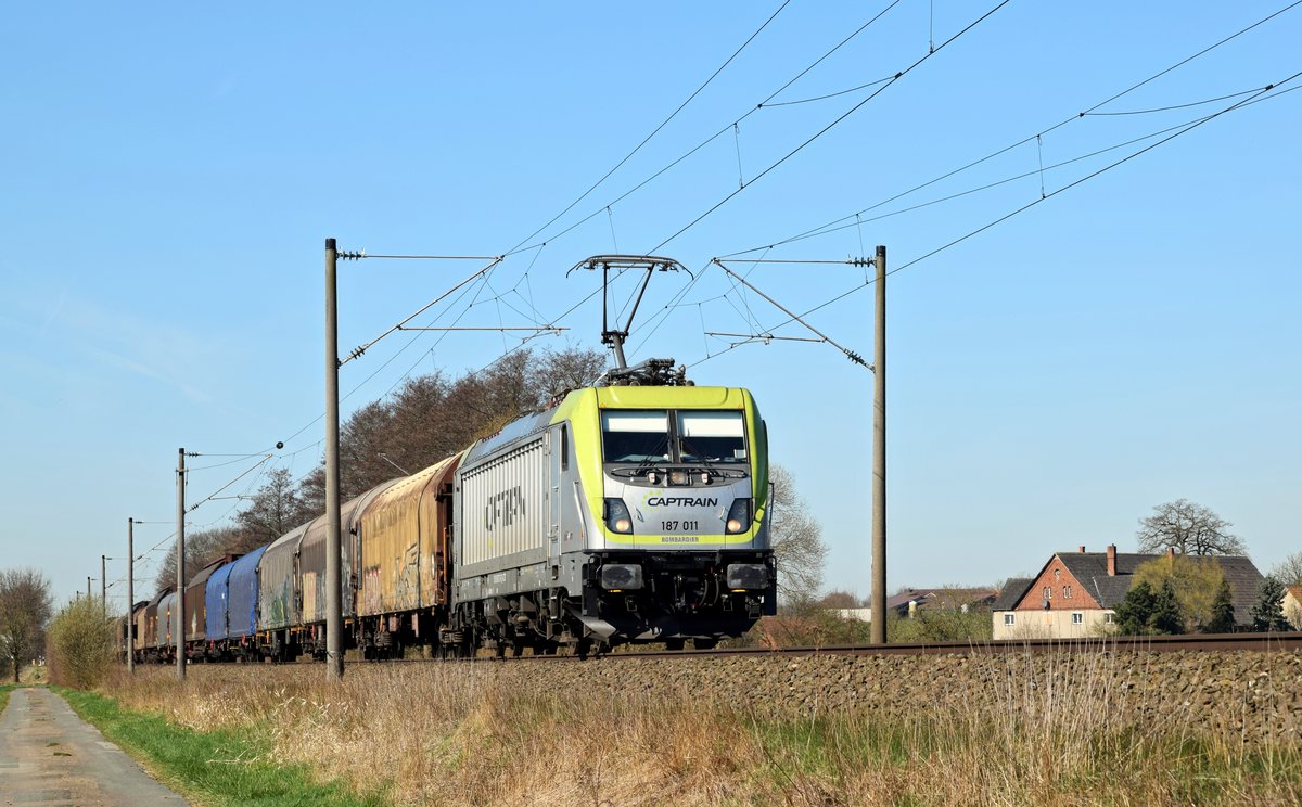 Akiem 187 011, vermietet an Captrain Deutschland, mit gemischtem Güterzug in Richtung Löhne (bei Melle, 27.03.17).