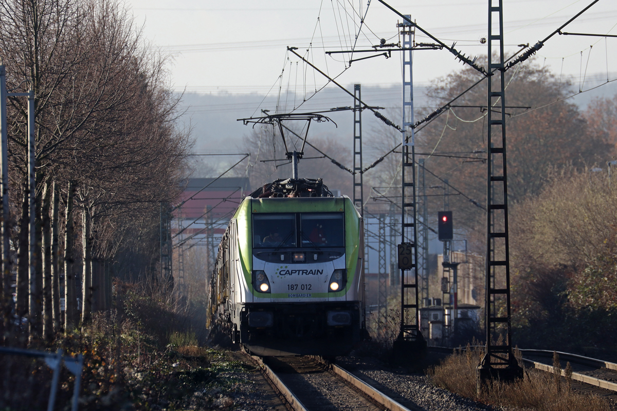 Akiem 187 012 in Diensten von Captrain auf der Hamm-Osterfelder Strecke aufgenommen vom Bahnsteigende des neuen S-Bahn Haltepunkt Herten(Westfl.) 22.12.2022