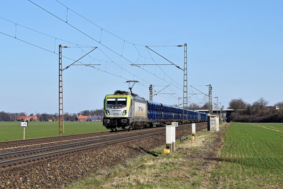 Akiem 187 012, vermietet an Captrain Deutschland, mit Röhrenzug in Richtung Minden (bei Stadthagen, 27.02.19).