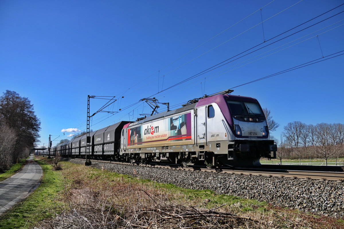 Akiem 187 014 mit dem Kokspendel aus Bottrop zur Fahrt nach Bremen, am 19.3.21 wurde die Leistung zur Abwechselung mal nicht von einer Captrain 185 bespannt und sorgte somit für etwas mehr Farbe auf dem südlichen Ende der Rollbahn