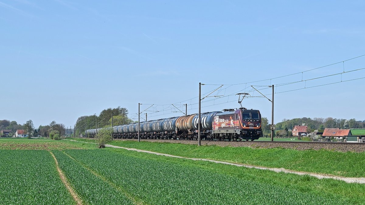 Akiem 187 501  Akiem - European Logistics Together - HSL , vermietet an HSL Logistik, mit  Kesselwagenzug in Richtung Löhne (bei Melle, 19.04.2018).