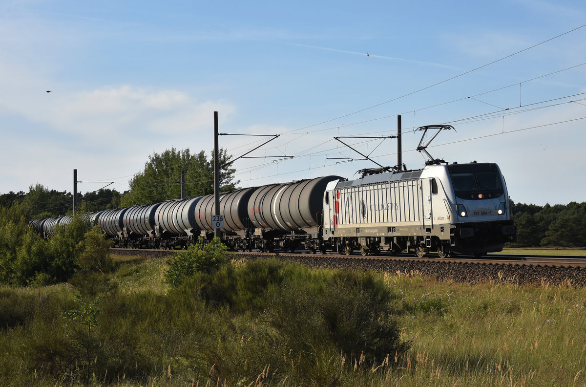 Akiem 187 504-6 mit der  25 Jahre CTL Logistics  und Ermewa Kesselwagen im Schlepp. 3km östlich von Büchen, 06.08.2018.