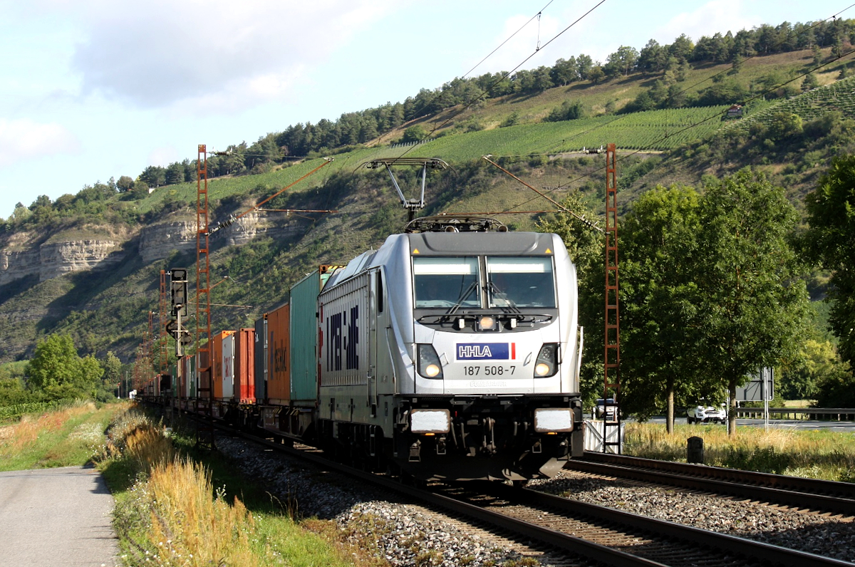 Akiem 187 508-7 unterwegs für Metrans am 08.08.2023 in Thüngersheim.