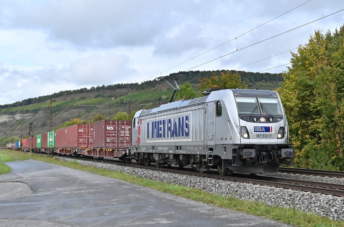Akiem 187 513-7 mit einem Containerzug gen Würzburg  durch Thüngersheim fahrend am Dienstag den 5.10.2021