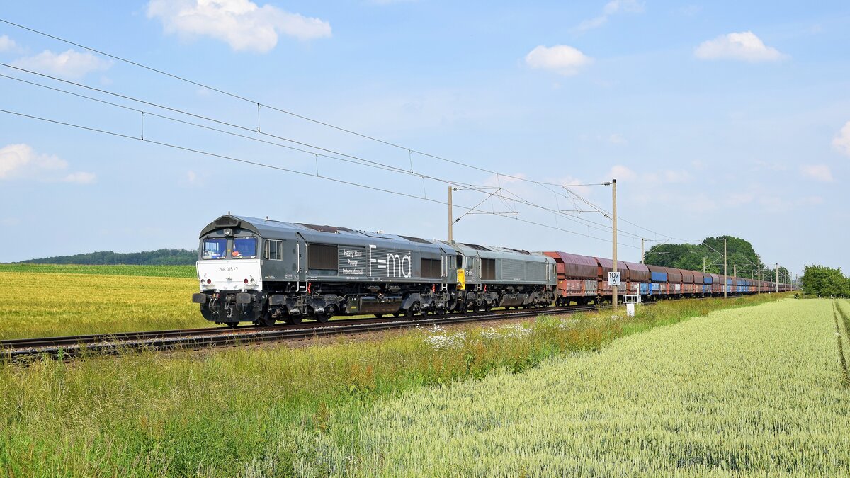 Akiem 266 015 und 266 106 (CB 1001), vermietet an HHPI, mit leerem Schüttgutwagenzug Petershagen-Lahde - Wilhelmshaven-Ölweiche. Der Zug wurde wegen Teilsperrung der Strecke Bremen - Wunstorf über Osnabrück umgeleitet (bei Melle, 16.06.2021).
