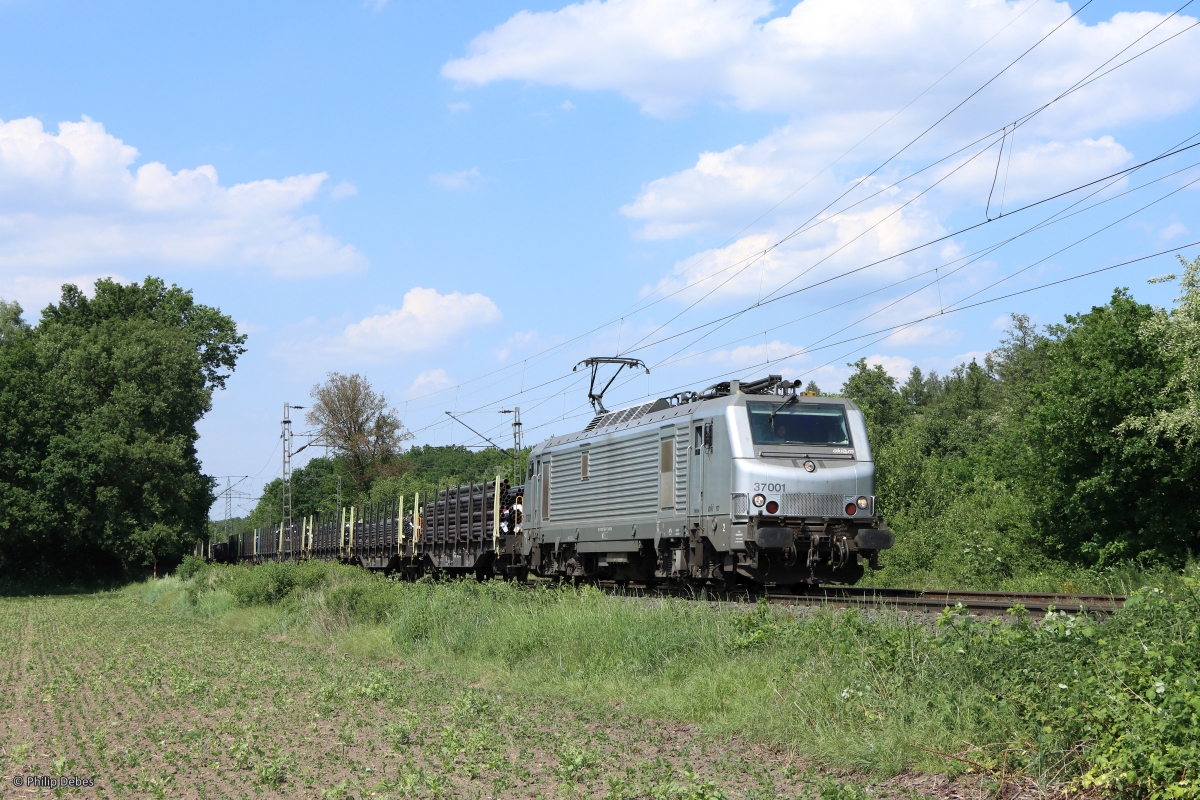 Akiem 37001 mit einem Güterzug in Ratingen Lintorf, 18. Mai 2022