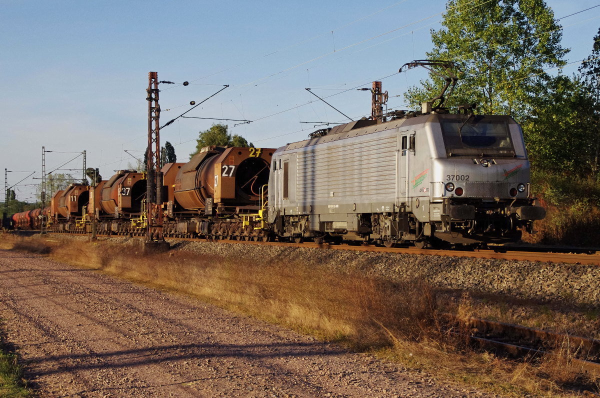 Akiem 37002 bringt heiße Suppe (Flüssigeisen) vom Hochofen in Dillingen zu Saarstahl nach Völklingen. In der Abendsonne hat der  Suppenzug  gerade das Kraftwerk in Ensdorf passiert. Bahnstrecke 3230 Saarbrücken - Karthaus am 24.09.2016