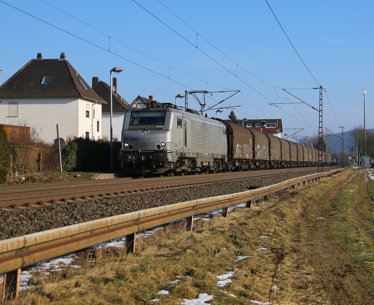 Akiem 37006 mit Schiebeplanwagen-Ganzzug in Fahrtrichtung Süden. Aufgenommen in Ludwigsau-Friedlos am 07.02.2015.