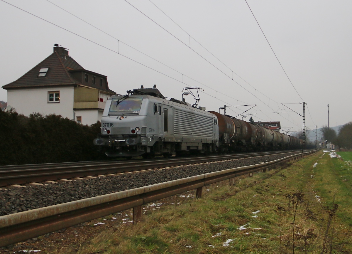 Akiem 37016 mit Kesselwagenzug in Fahrtrichtung Süden. Aufgenommen am 22.01.2015 in Ludwigsau-Friedlos.