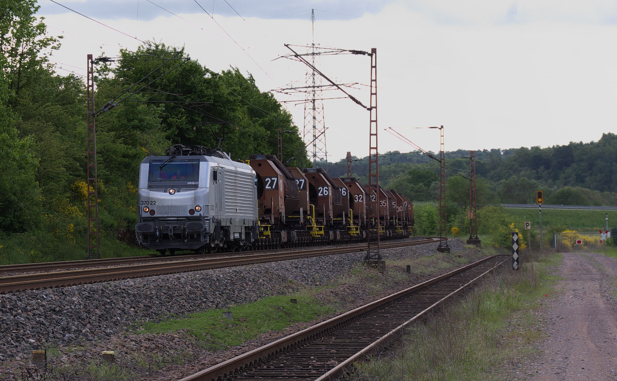 Akiem 37022 ist mit dem  Suppenpendel  von Völklingen zum Hochofen der ROGESA in Dillingen unterwegs. Hier am Anschluss zum Kraftwerk Ensdorf am 12.05.2014.
Bahnstrecke 3230 Saarbrücken - Karthaus -