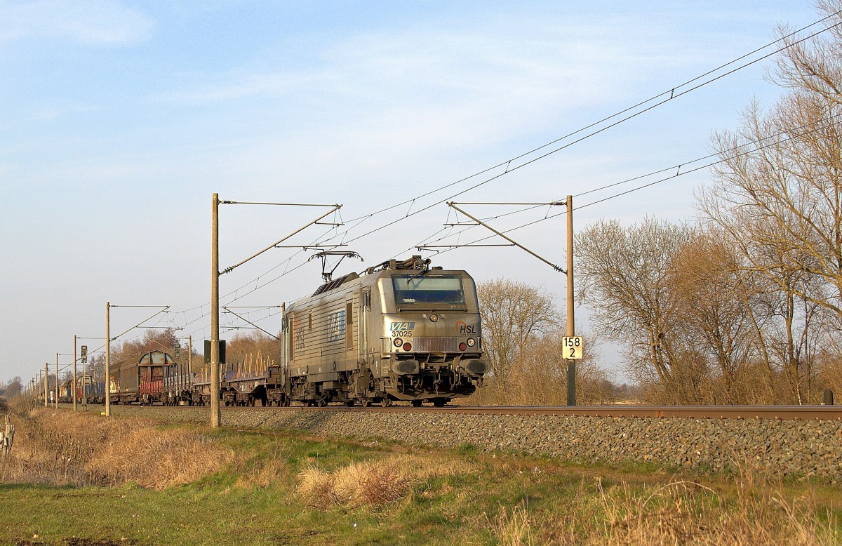 Akiem 37025, vermietet an HSL Logistik, mit Saar-Rail-Zug DGS 69471 Brake (Weser) - Neunkirchen (Saar) Hbf (Hüde, 09.03.16).