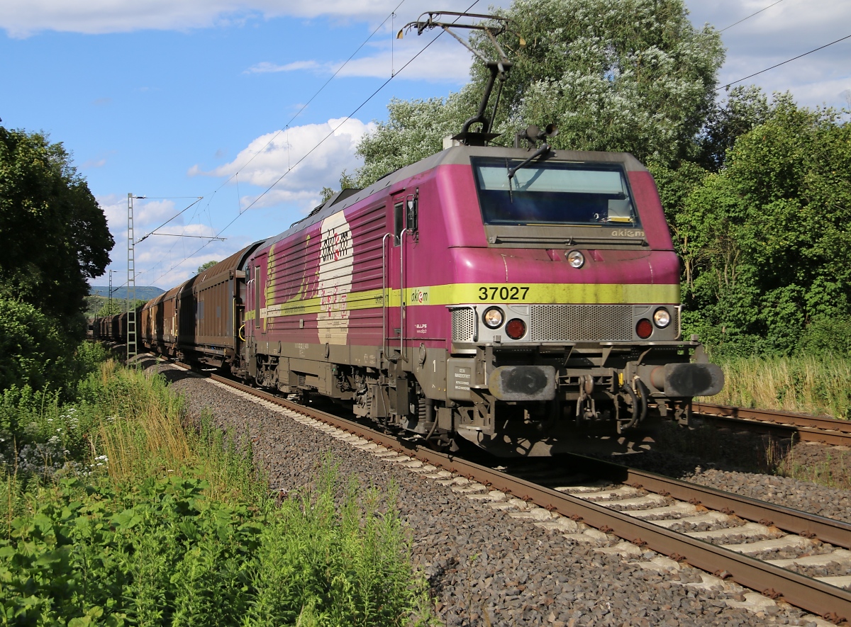 Akiem 37027 mit H-Wagen Ganzzug in Fahrtrichtung Süden. Aufgenommen in Wehretal-Reichensachsen am 21.07.2015.