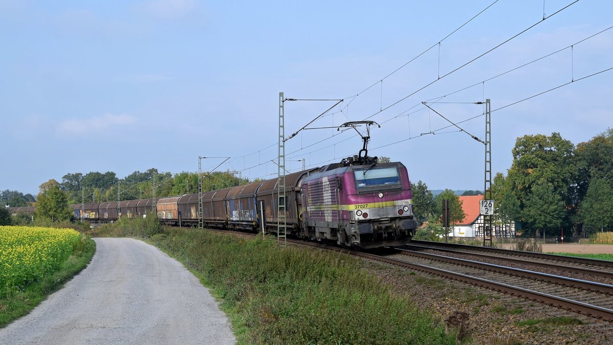 Akiem 37027, vermietet an HSL Logistik, mit Saar-Rail-Zug DGS 69471 Brake (Weser) - Neuenkirchen (Saar) Hbf (Vehrte, 27.09.17). Die Lok fährt noch im Design des Vormieters ECR (Euro Cargo Rail).