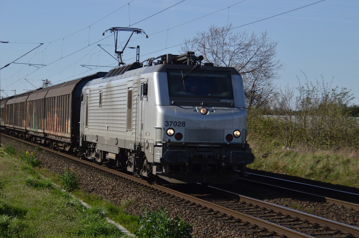 Akiem 37028 bis auf einen Tankwagen in der Zugmitte mit Schiebwandwagen versehen auf der Kbs 495 gen Neuss unterwegs. 12.4.2015