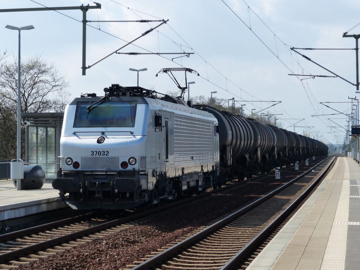 Akiem 37032 fährt am 12.04.2014 mit einen Kesselzug am Haken durch Falkenberg(Elster).