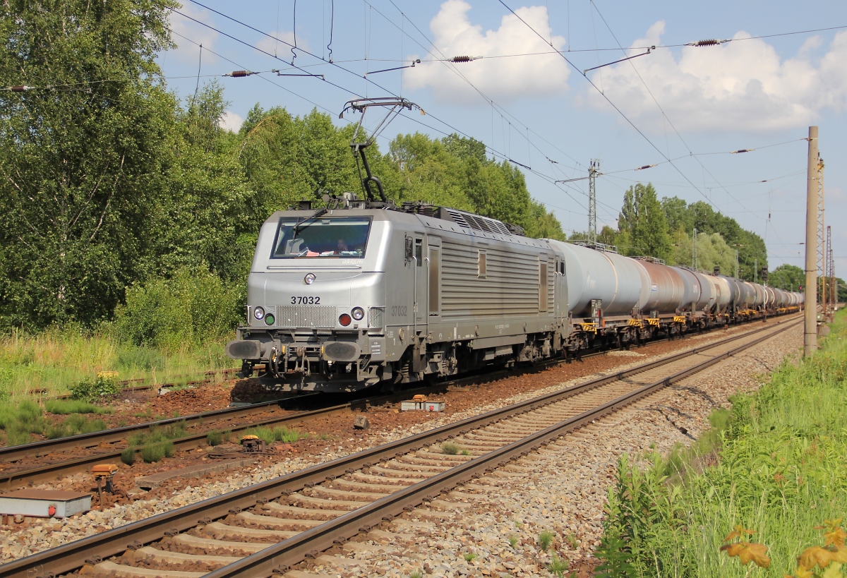 Akiem 37032 mit Kesselwagenzug. Angenommen in Leipzig-Thekla am 12.07.2013.