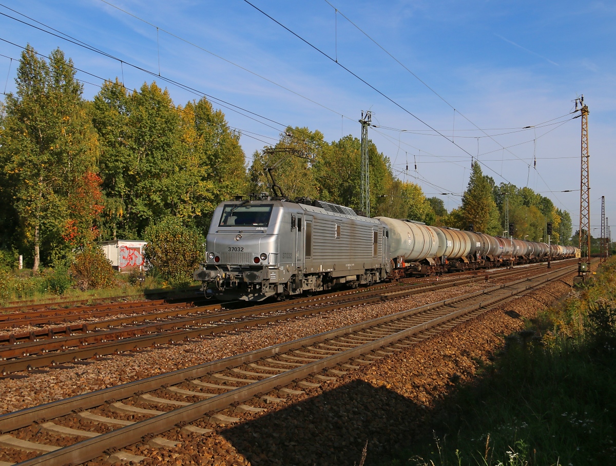 Akiem 37032 mit Kesselwagenzug bei der Durchfahrt durch Leipzig-Thekla. Aufgenommen am 03.10.2015.