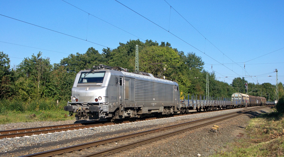 Akiem 37034, vermietet an HSL Logistik, mit Saar-Rail-Zug DGS 69471 Brake (Weser) - Neuenkirchen (Saar) Hbf (Vehrte, 01.10.15).