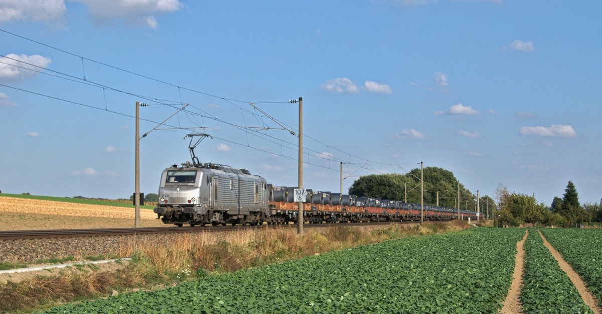 Akiem 37035, vermietet an CFL Cargo Deutschland, mit einem Coil-Zug in Richtung Osnabrück (bei Melle, 27.09.16).
