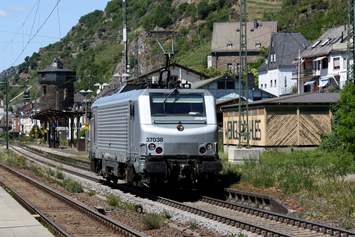Akiem 37038 am 28.05.2020 bei der Durchfahrt in Kaub.