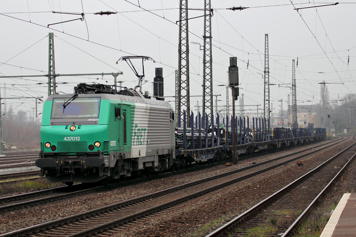 Akiem 437012 durchfährt Duisburg-Bissingheim 3.12.2014 