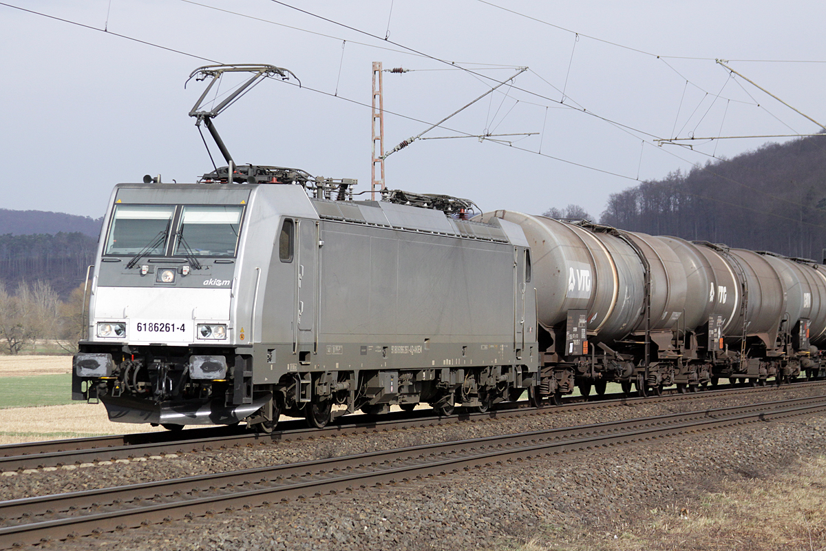 Akiem 6186261-4 am 13.03.2017  14:09 nördlich von Salzderhelden am BÜ 75,1 in Richtung Göttingen