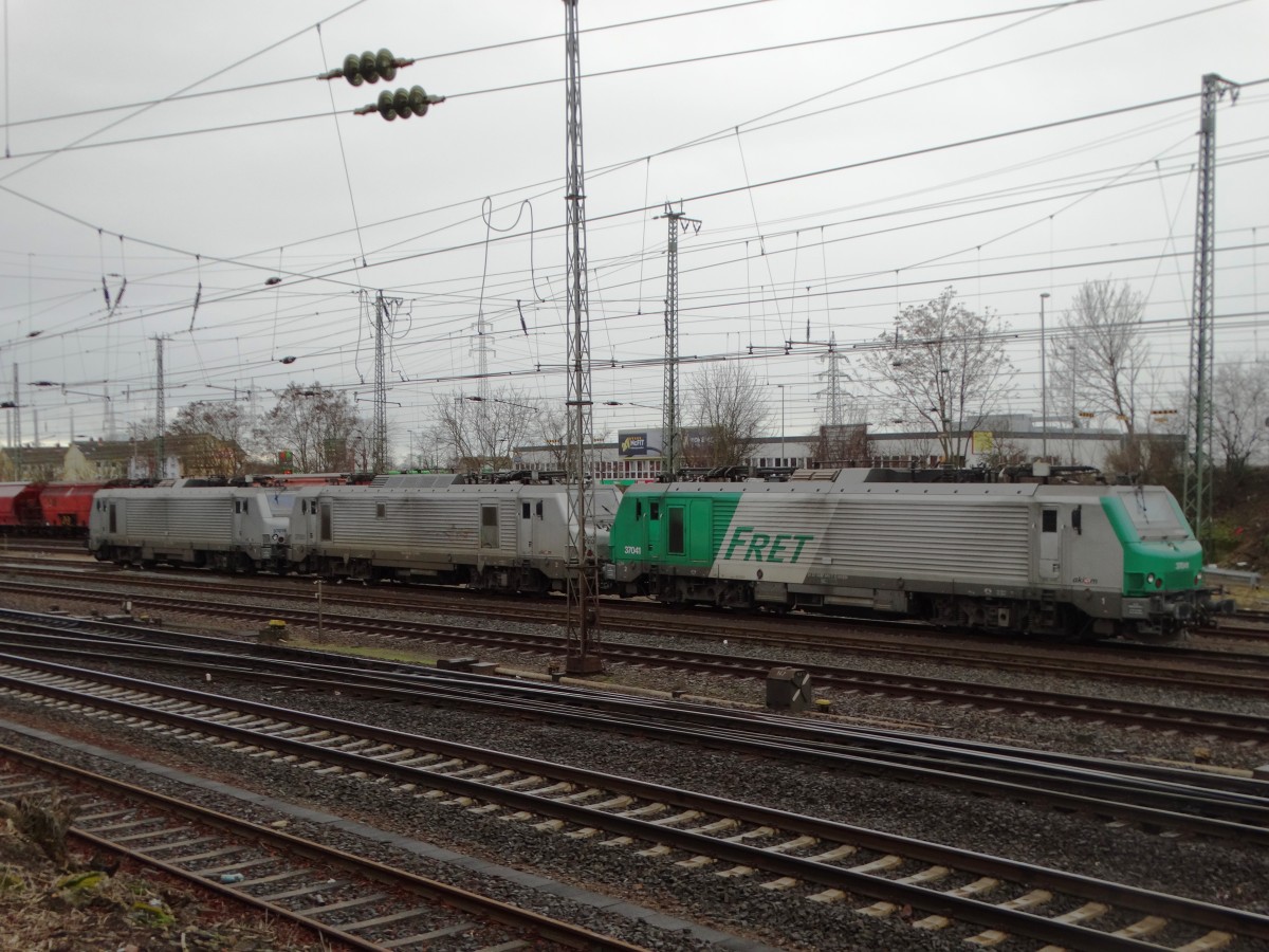 Akiem Alstom Prima 370016,370001 und SNCF Fret Alstom Prima 37041 am 08.02.16 in Hanau Hbf abgestellt von einen Gehweg aus fotografiert
