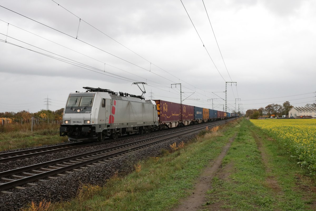 AKIEM Bombardier Traxx 186 384-4 mit Containerzug in Klein Gerau am 29.10.20