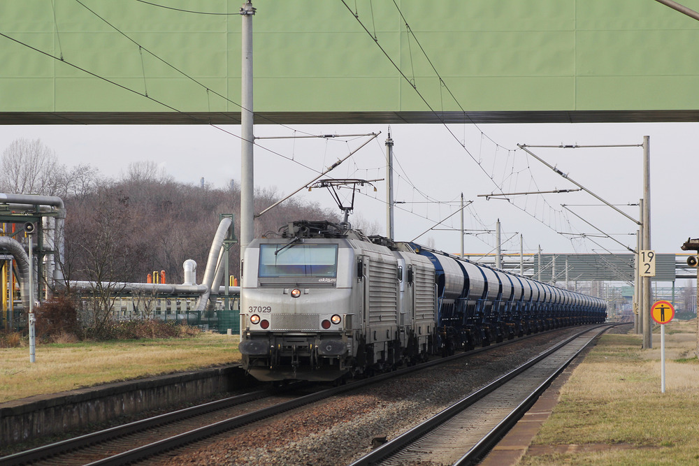 AKIEM bzw. CTL 37029 durchfährt mit einem Ganzzug den Haltepunkt Leuna Werke Süd.
Aufnahmedatum: 04.03.2016