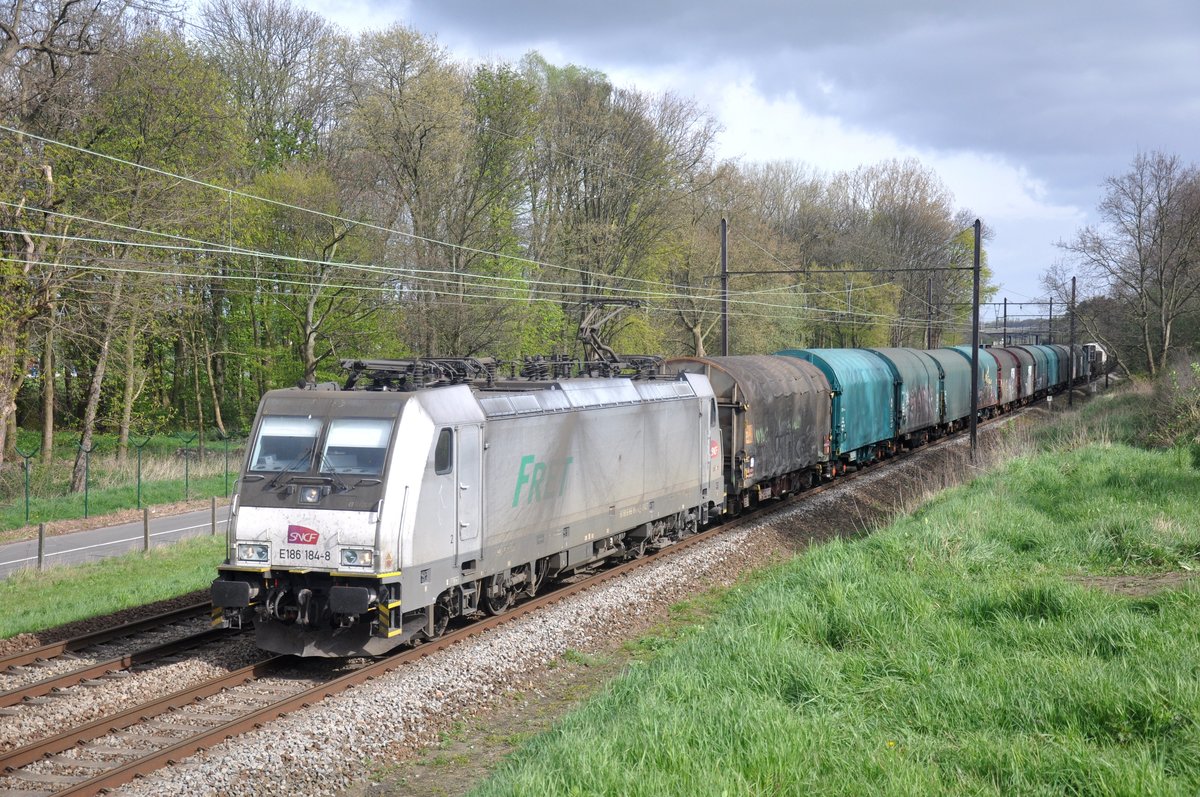 AKIEM E 186 184-8 mit einem gemischten Güterzug, aufgenommen 05.04.2017 am Leemputtelaarbaan Deurne 