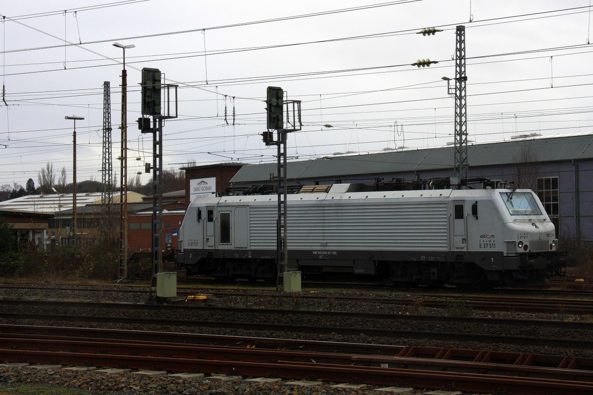 Akiem E37 511 steht abgestellt im Bahnhof Herzogenrath am 27.12.2013.