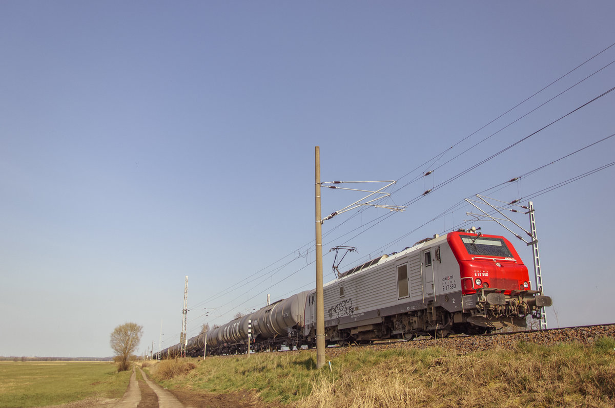Akiem E37 530 mit Kesselzug in Fahrtrichtung Angermünde.
08/04/2020