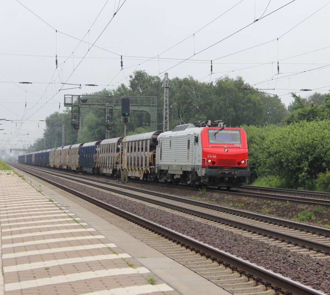 Akiem E37 530 mit Röhren-Zug in Fahrtrichtung Wunstorf. Aufgenommen am 10.07.2013 in Dedensen-Gümmer.
