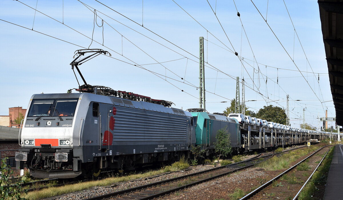 Akiem Lok  189 842  [NVR-Nummer: 91 80 6189 842-8 D-AKIEM] mit der  185 619-4  (NVR-Nummer: 91 80 6185 619-4 D-ATLU] + PKW-Transportzug am Haken, aktueller Mieter unklar? am 18.10.23 Höhe Bahnhof Magdeburg Neustadt.

