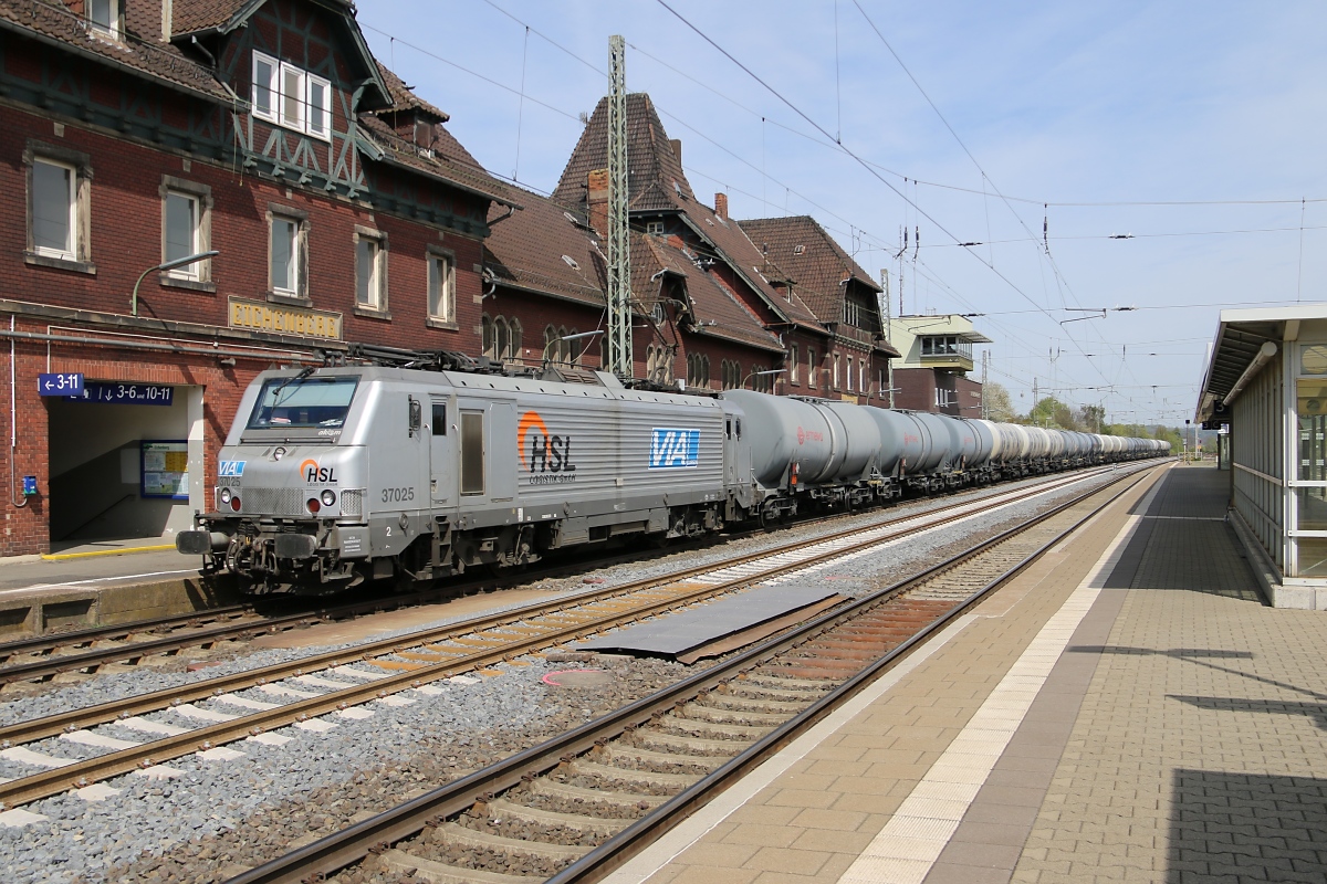Akiem Lok 37025 mit Kesselwagenzug in Fahrtrichtung Süden. Aufgenommen in Eichenberg am 17.04.2014.