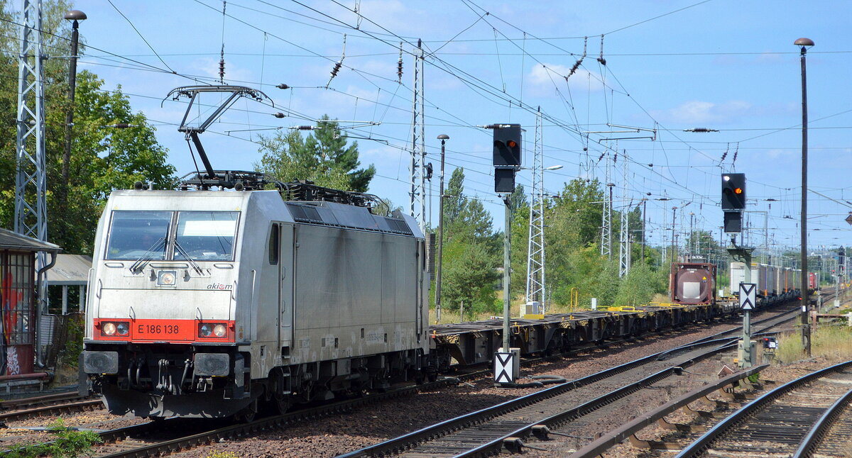 AKIEM Lok  E 186 138  [NVR-Nummer: 91 80 6186 138-4 D-AKIEM], aktueller Mieter?, und schwach ausgelasteter KLV-Zug Richtung Frankfurt/Oder am 02.08.22 Berlin Hirschgarten.