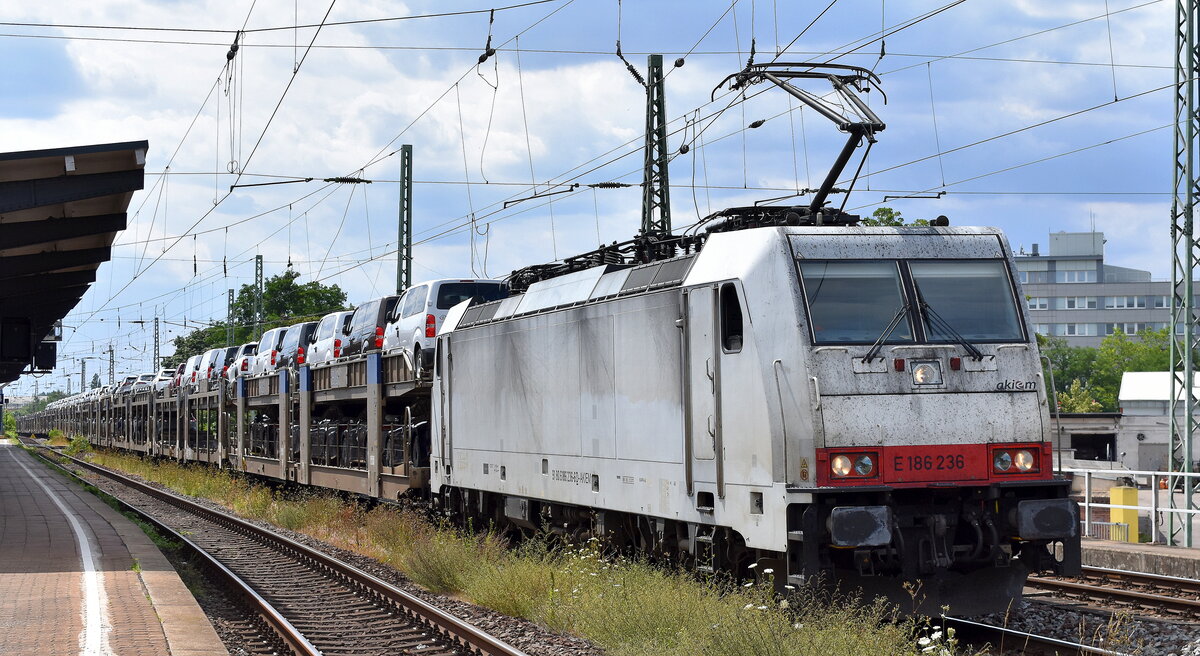 Akiem Lok  E 186 236  [NVR-Nummer: 91 80 6186 236-6 D-AKIEM], aktueller Mieter? mit einem PKW-Transportzug am 19.07.23 Höhe Bahnhof Magdeburg-Neustadt.