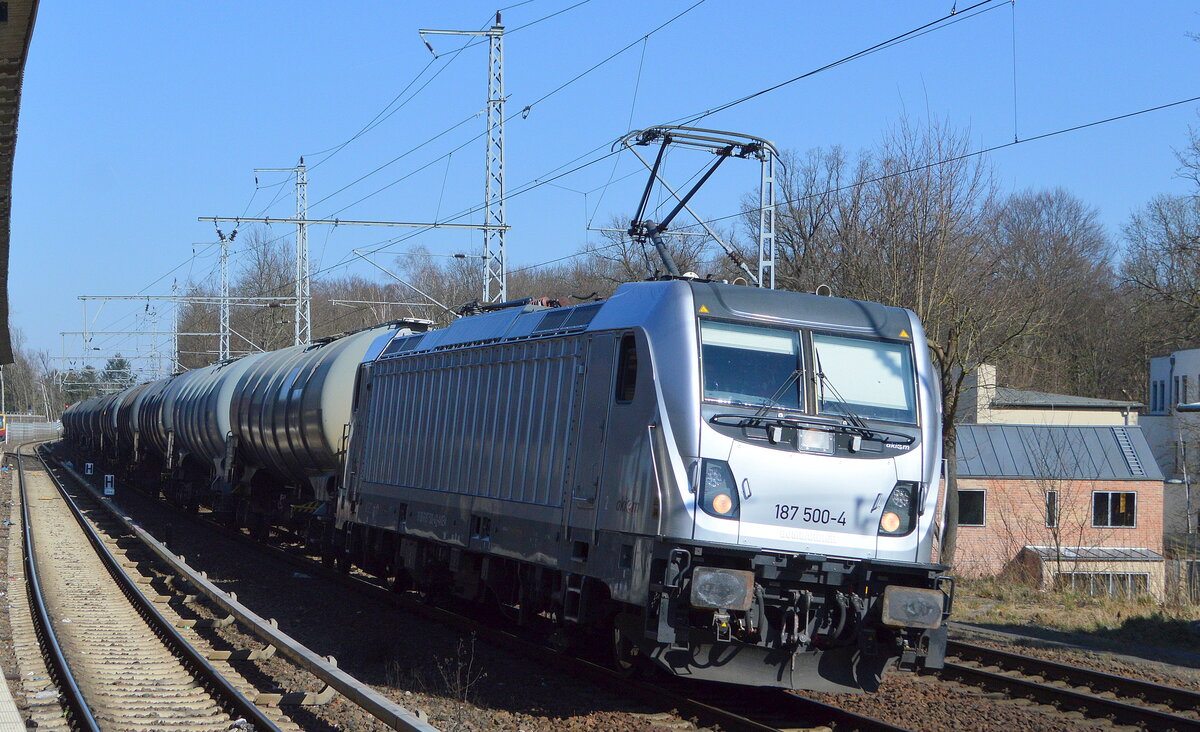 Akiem Mietlok  187 500-4  [NVR-Nummer: 91 80 6187 500-4 D-AKIEM] mit Kesselwagenzug am 11.03.22 Berlin Buch. Letzter Mieter war DB Cargo, ob noch aktuell? 