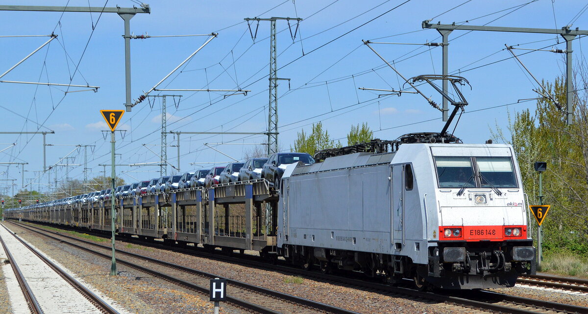 AKIEM Mietlok  E 186 148  [NVR-Nummer: 91 80 6186 148-3 D-AKIEM], aktueller Mieter? mit PKW-Transportzug am 29.04.22 Durchfahrt Bf. Golm.