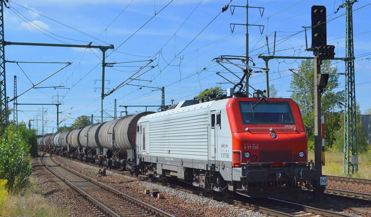 Akiem PRIMA  E 37 530  [NVR-Nummer: 91 87 0037 530-9 F-AKIEM], aktueller Mieter?(wahrscheinlich CFL Cargo) und Kesselwagenzug am 20.08.20 Bf. Flughafen Berlin Schönefeld.
