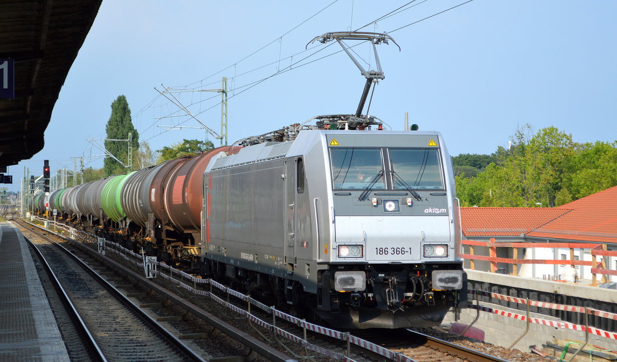 AKIEM SAS, Clichy [F]  186 366-1  [NVR-Nummer: 91 80 6186 366-1 D-AKIEM], aktueller Mieter? eventl. HSL? mit Kesselwagenzug am 09.08.20 Bf. Berlin Karow. Viele Grüße an den TF. !!!!