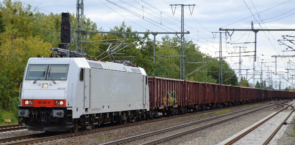 AKIEM SAS, Saint-Ouen [F] mit  185 581-6  [NVR-Nummer: 91 80 6185 581-6 D-AKIEM], aktueller Mieter? event. immer noch ITL? mit einem Ganzzug offener Drehgestell-Güterwagen am 06.10.21 Durchfahrt Bf. Golm (Potsdam). 