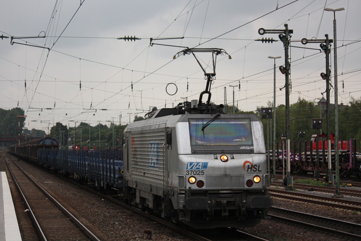 Akiem/HSL 37025 am 18.9.13 mit dem Saarrail Drathrollenleerzug in Düsseldorf-Rath.