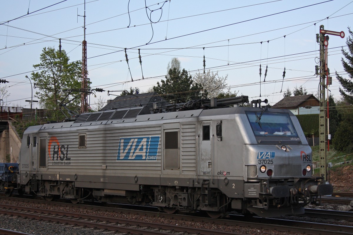 Akiem/HSL 37025 am 24.4.13 in Dsseldorf-Rath.