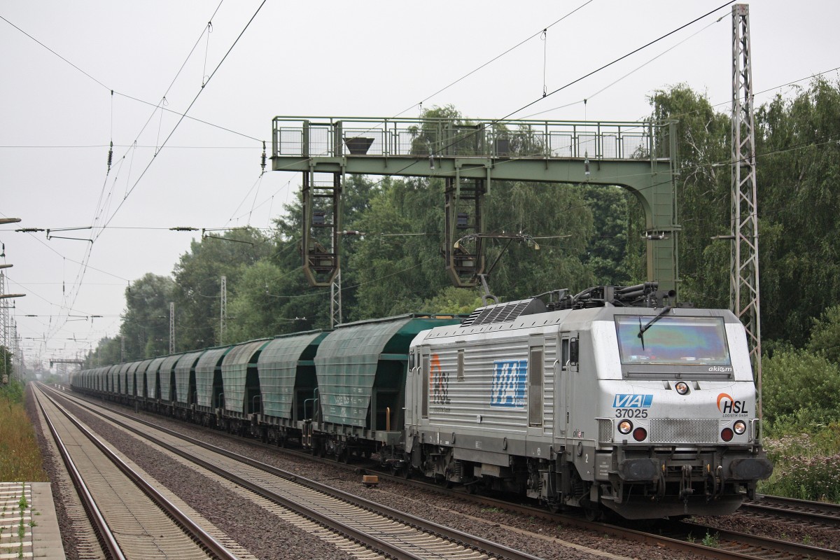 Akiem/HSL 37025 am 8.8.13 mit einem  Mslibomber  in Dedensen-Gmmer.
