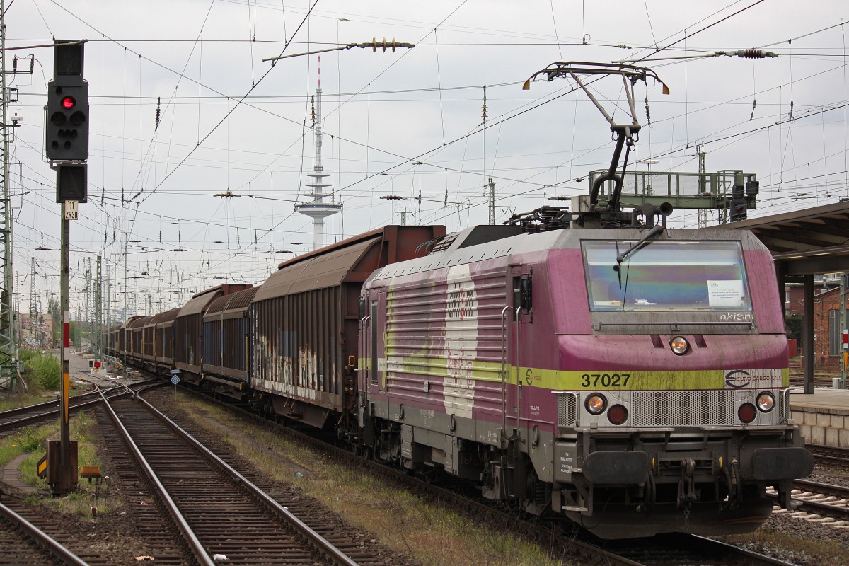 Akiem/HSL 37027 am 10.5.13 mit dem SaarRail Drathrollenzug von Bremen Inlandshafen nach Neunkirchen Hbf in Bremen Hbf.