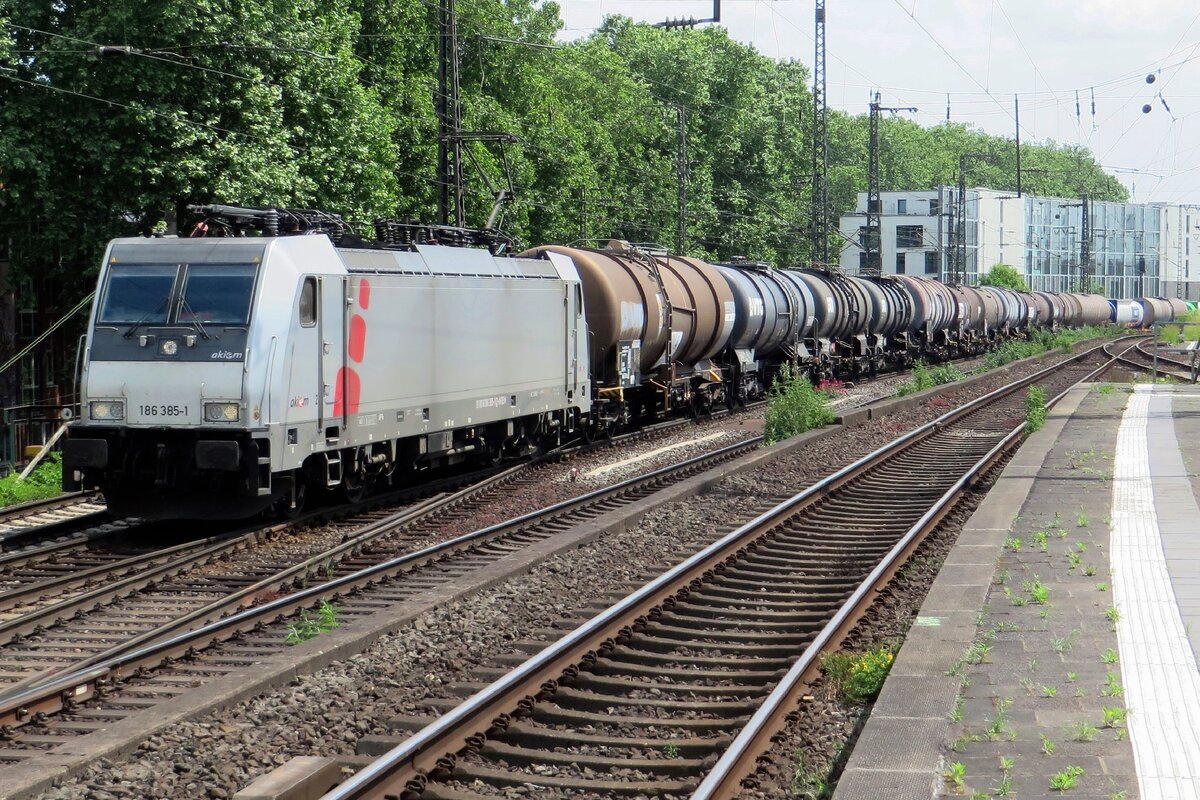 Akiem/Lineas 186 385 zieht ein Kesselwagenzug durch Köln Süd am 19 Mai 2022.