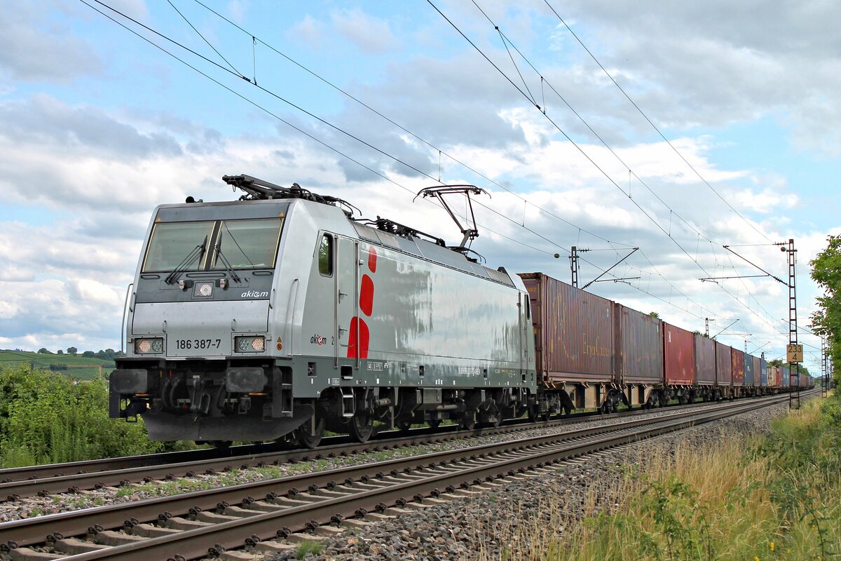 AKIEM/LINEAS 186 387-7 mit einem Containerzug nach Belgien am 02.07.2020 nördlich von Hügelheim.