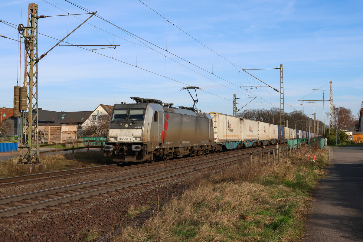 Akiem/LTE 186 355 mit einem CT von Węgliniec nach Botlek hier bei Hämelerwald.
#akiem #lte #186 #186355 #ct #wegliniec #botlek #Hämelerwald 